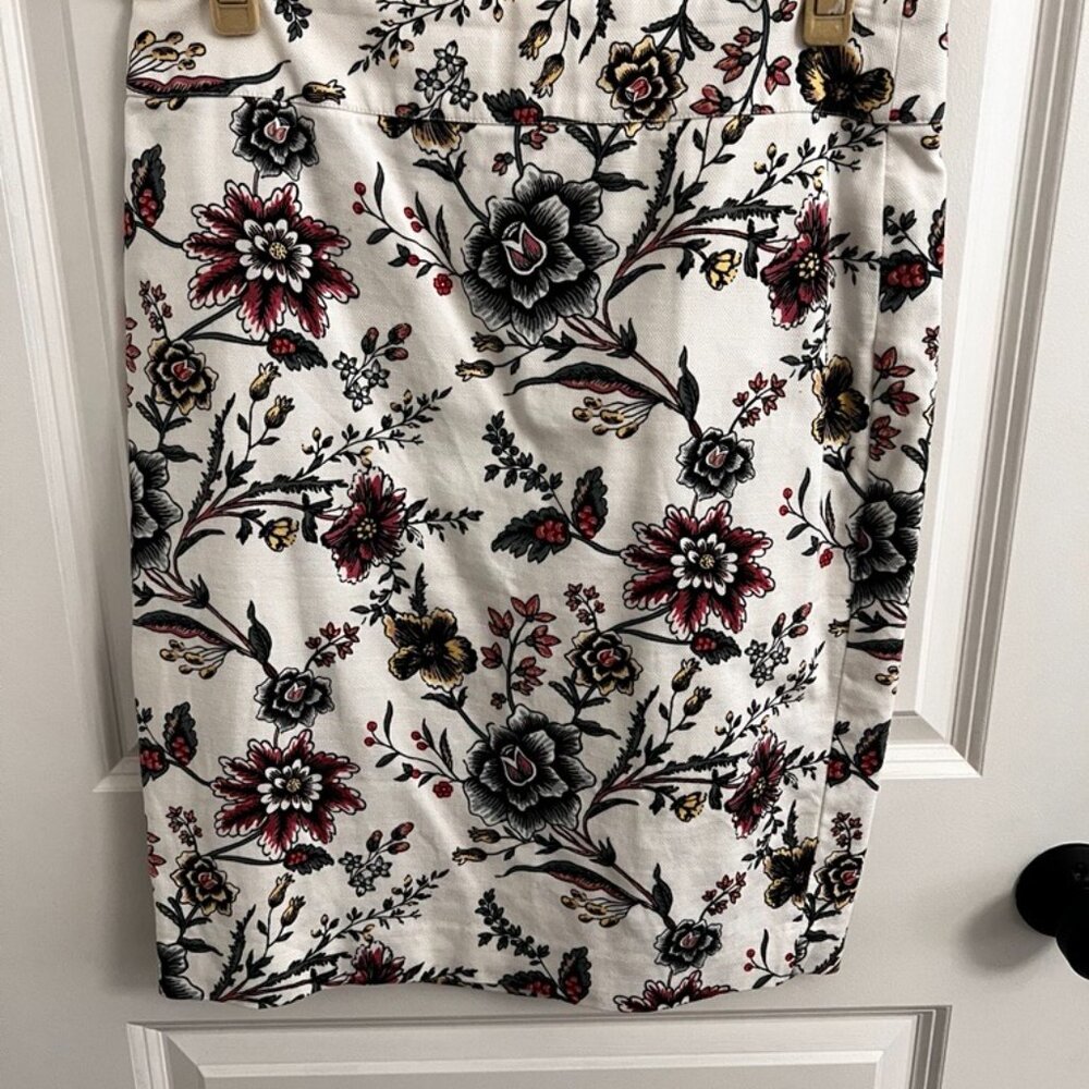 FEMININE + POLISHED – Ann Taylor LOFT Floral Print Pencil Skirt | Size 8